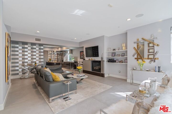 Property Photo:  1250 N Harper Ave, Unit 302-A  CA 90046 
