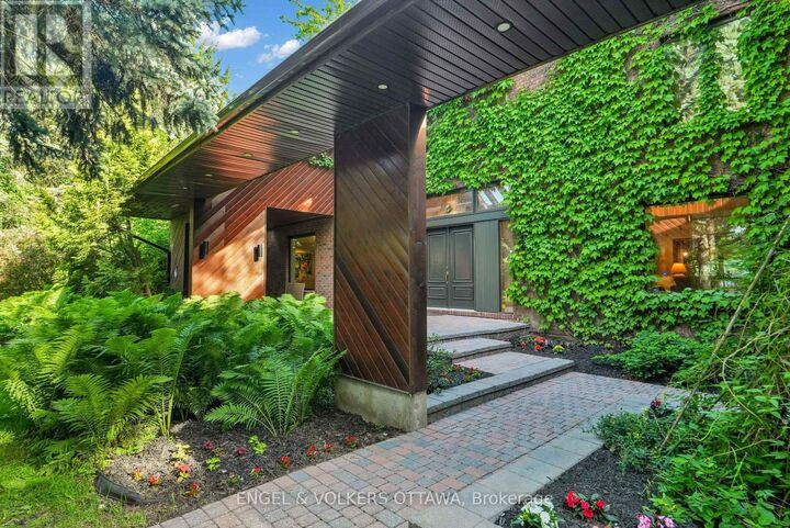 Property Photo: 7 Mid Pines Grove ON K2R 1B7