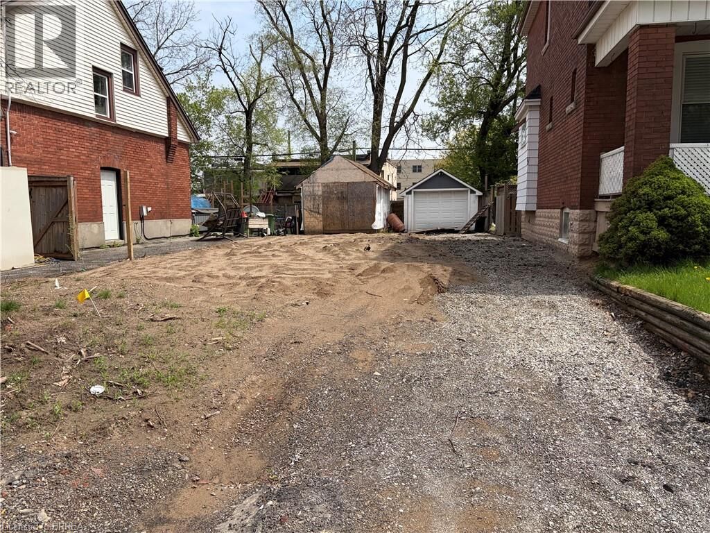 Property Photo:  18 Tuxedo Avenue North  ON L8H 4P5 