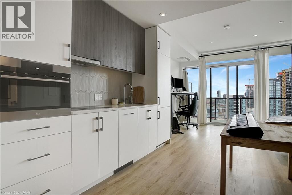 Property Photo:  741 King Street West 1710  ON N2G 0E9 