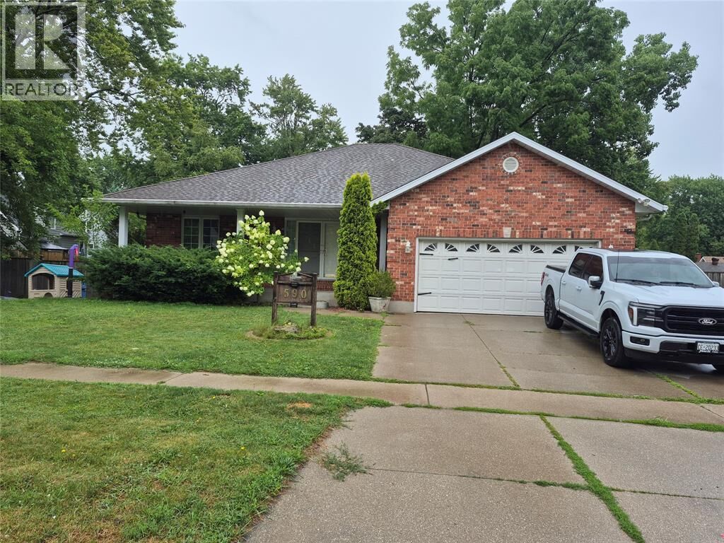 Property Photo:  590 Montcalm Avenue  ON N7S 2R3 