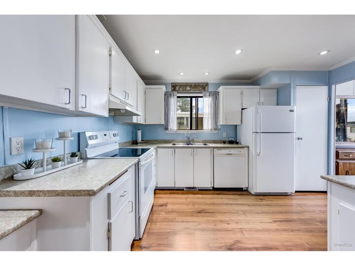 Property Photo:  2120 King George Boulevard 18  BC V4A 6Y8 