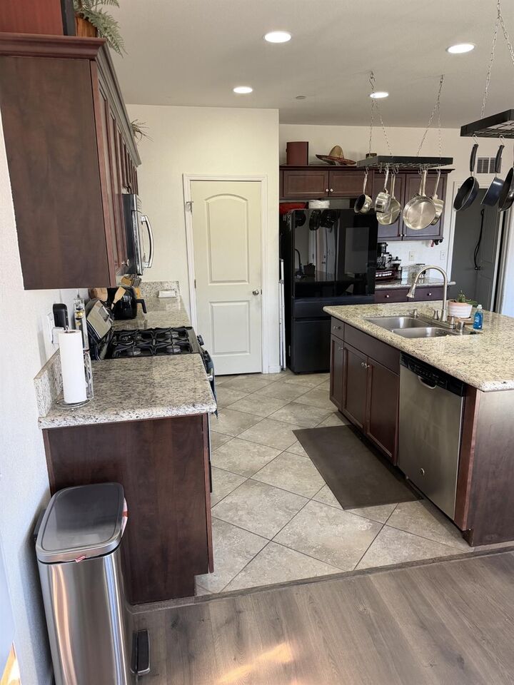 Property Photo: 1013 Heirloom Way CA 93245