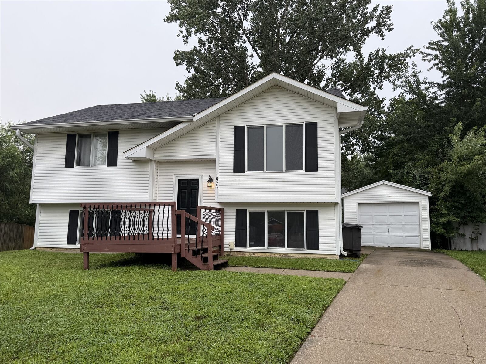 Property Photo: 1925 E Lacona Avenue IA 50320
