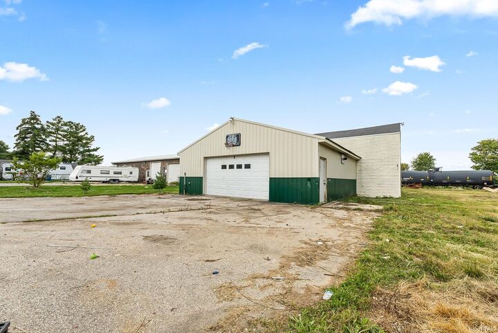 Property Photo:  1858 W Auburn Drive  IN 46706-3340 