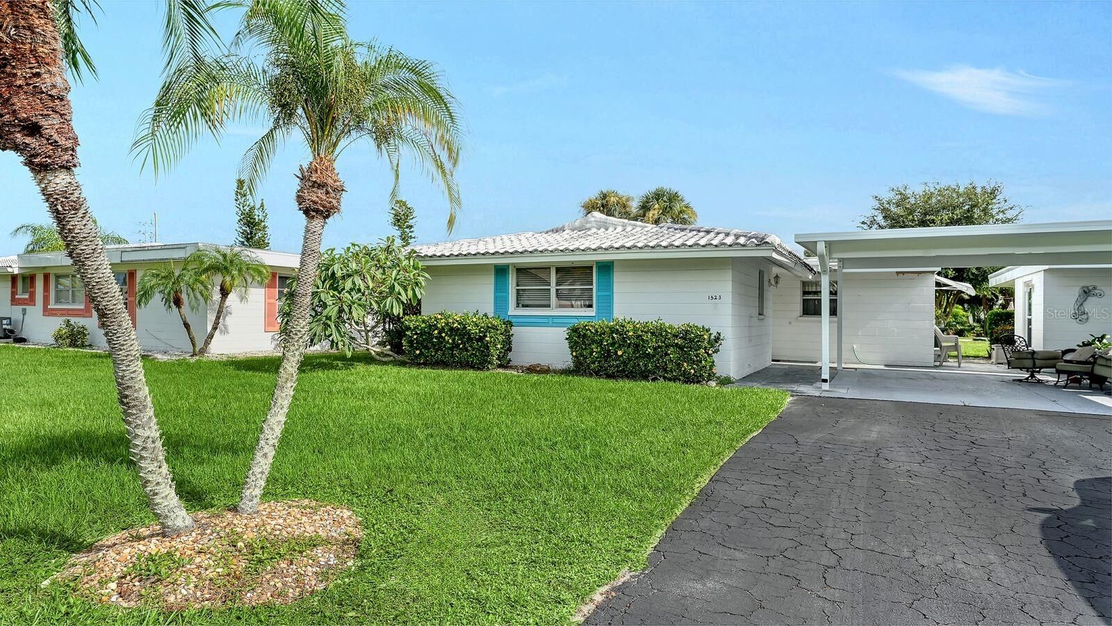 Property Photo: 1523 Lakeside Drive 15 FL 34293