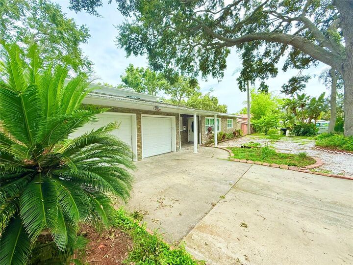 Property Photo: 1557 Robinson Drive N FL 33710