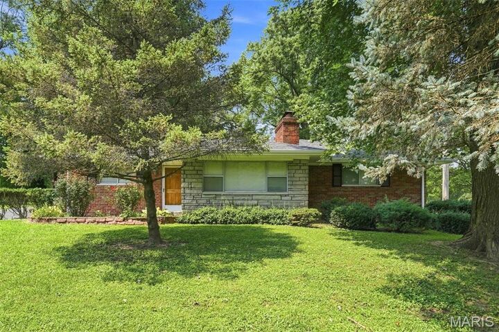 Property Photo: 1408 Belgrove Drive MO 63137