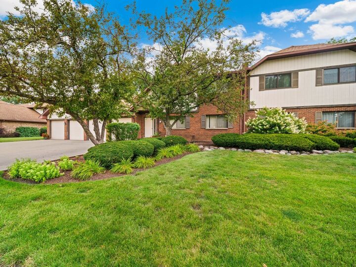 Property Photo:  201 Walters Lane 1A  IL 60143 