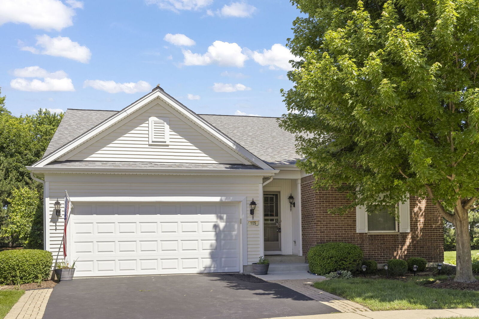 Property Photo:  105 National Court  IL 60404 