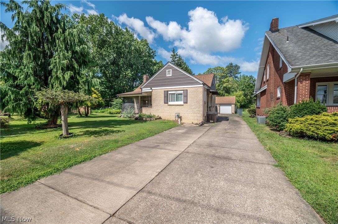 Property Photo: 110 S Hazelwood Avenue OH 44509