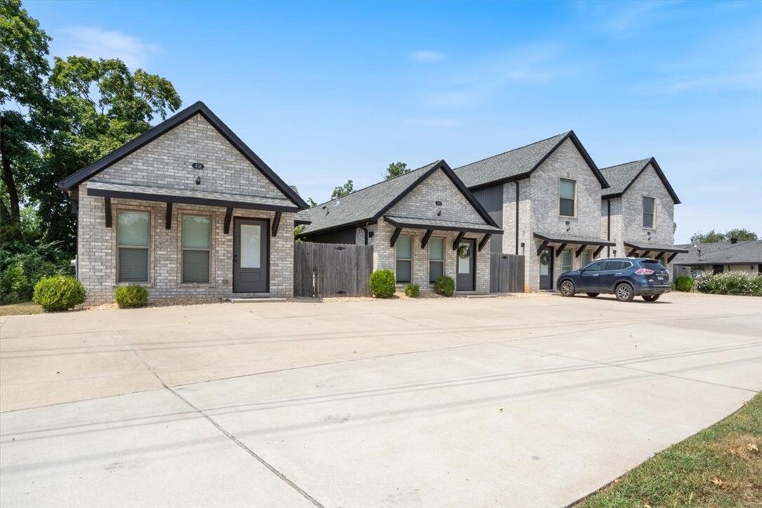 Property Photo:  418,420, 422, 424 N F Street  AR 72756 