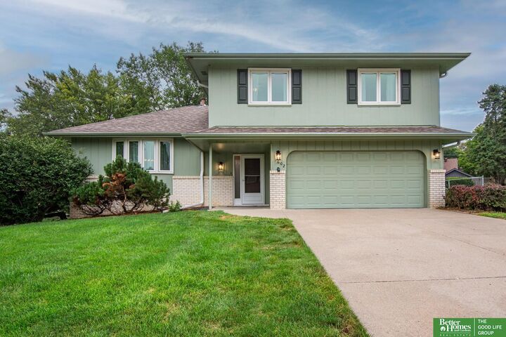 Property Photo:  1602 Lawrence Lane  NE 68005 