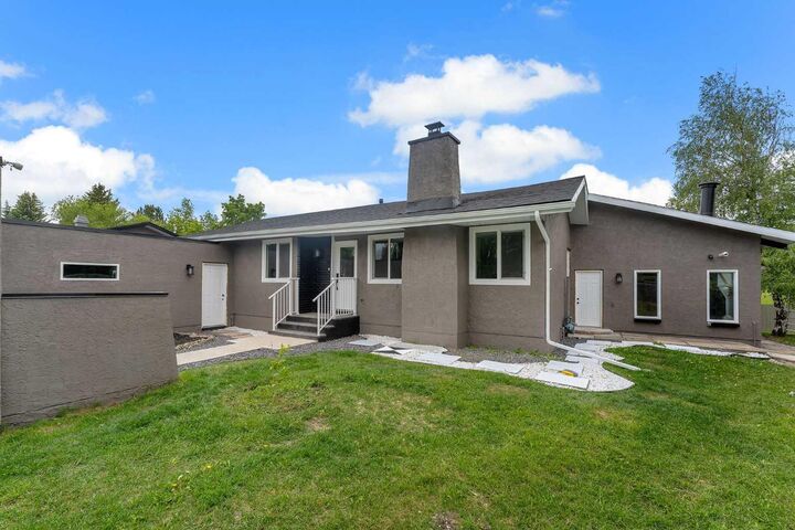 Property Photo: 2930 Oakmoor Crescent SW AB T2V 3Z7