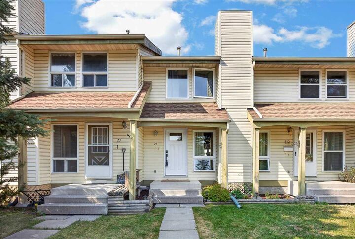 Property Photo: 21 Woodhill Court SW AB T2W 3P1