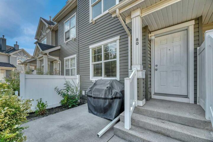 Property Photo: 80 Elgin Gardens SE AB T2Z 4T4