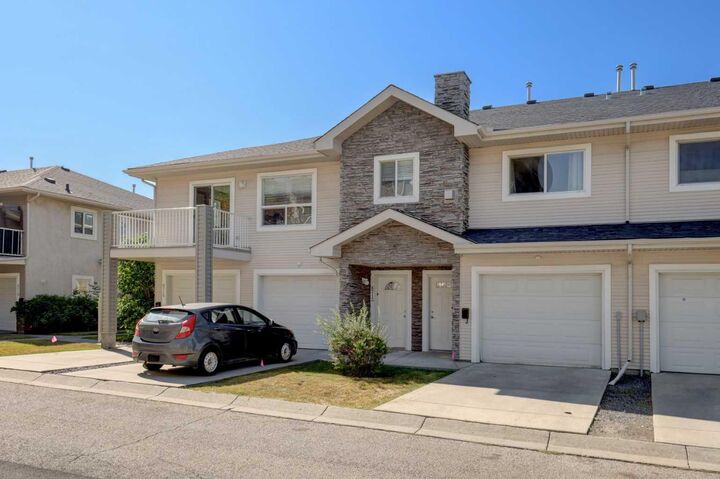 Property Photo: 6711 Pinecliff Grove NE AB T1Y 7K8