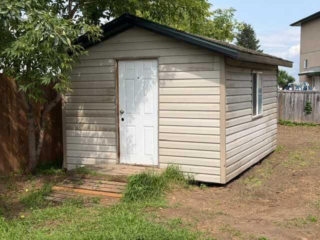 Property Photo: 1136 12 Avenue SE AB T0G 2A3
