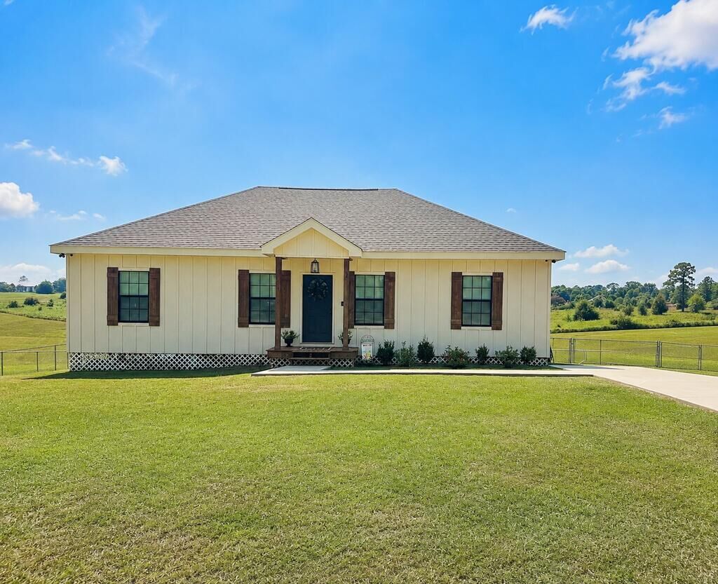Property Photo: 8 C W Moore MS 39426