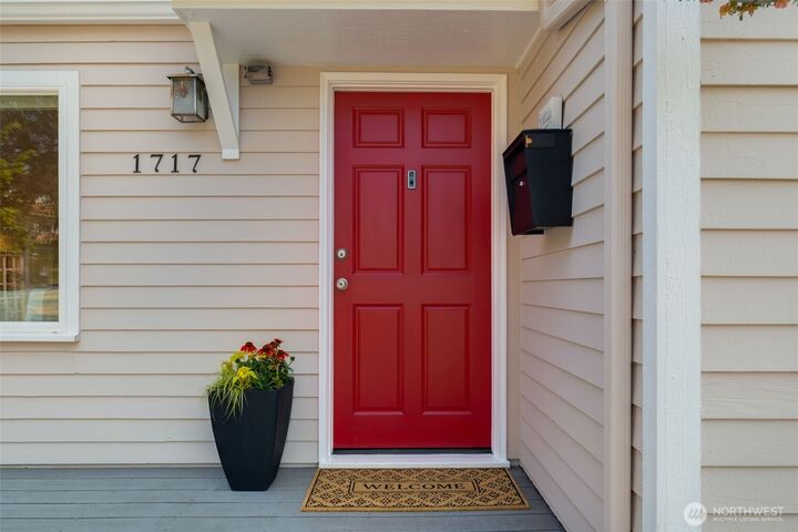 Property Photo: 1717 N 82nd Street WA 98103