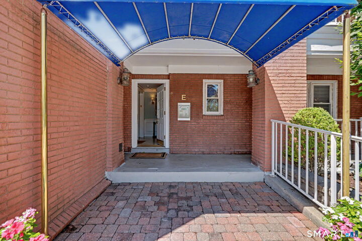 Property Photo:  43 Harbor Drive 101  CT 06902 