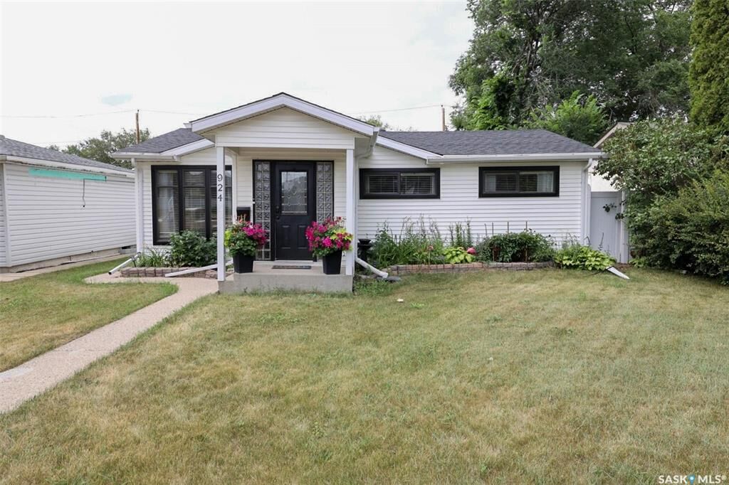 Property Photo: 924 Campbell Street SK S4T 5P3