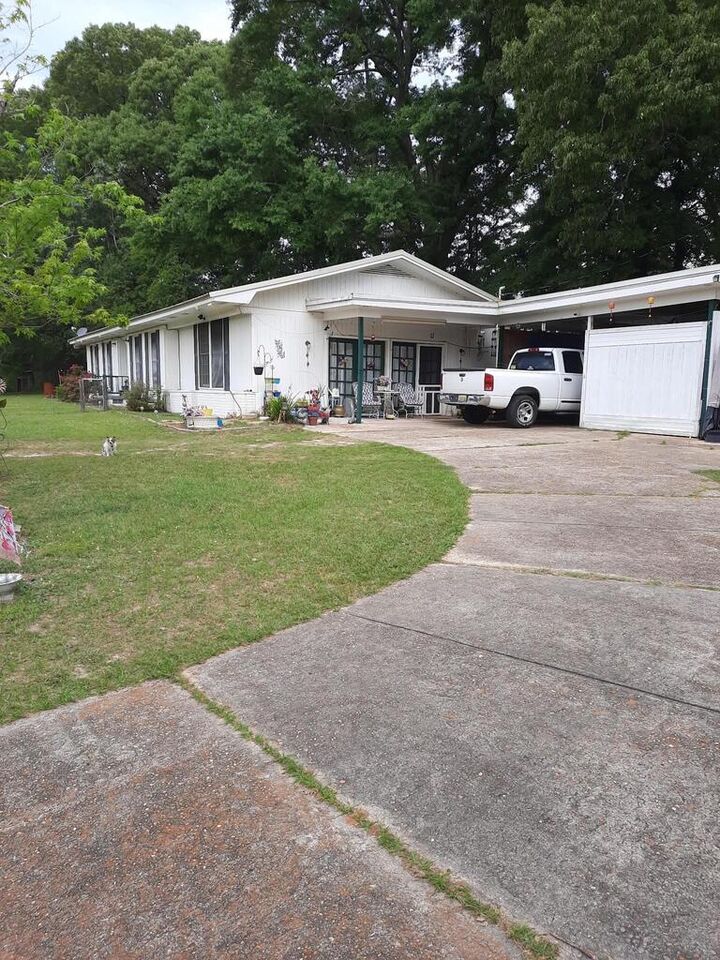 Property Photo:  18 County Road 151  AL 36351 
