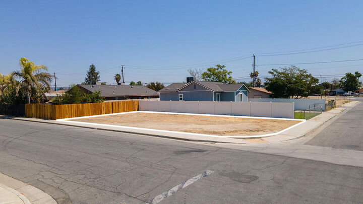 Property Photo:  201 Clifton Street  CA 93307 