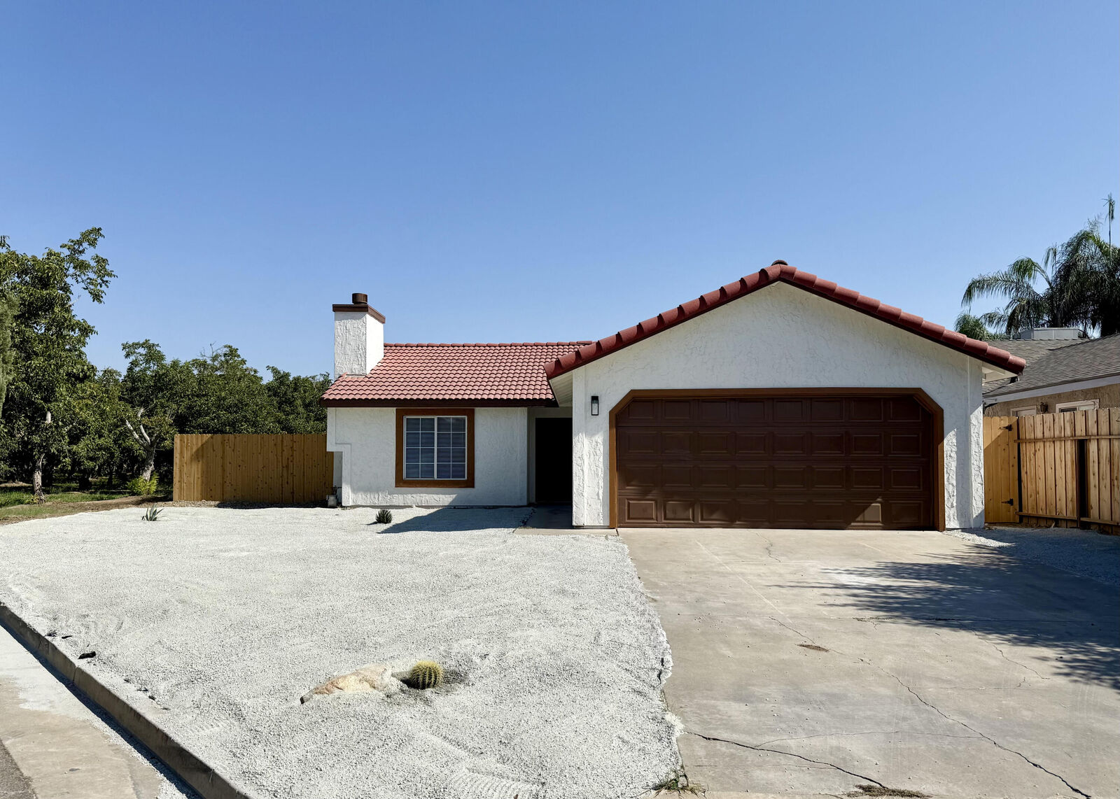 Property Photo:  996 W Petunia Street  CA 93223 