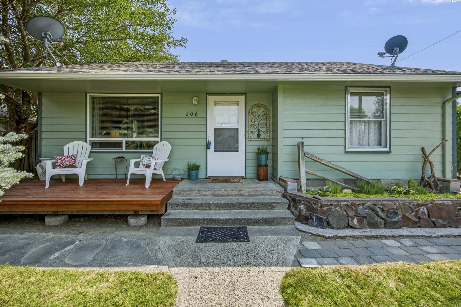 Property Photo: 206 E 14th Ave WA 99337