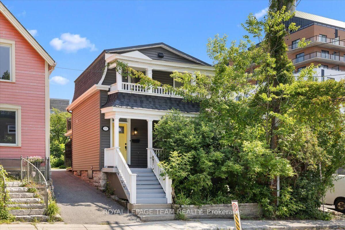 Property Photo: 135 Upper Lorne Place ON K1R 7G8
