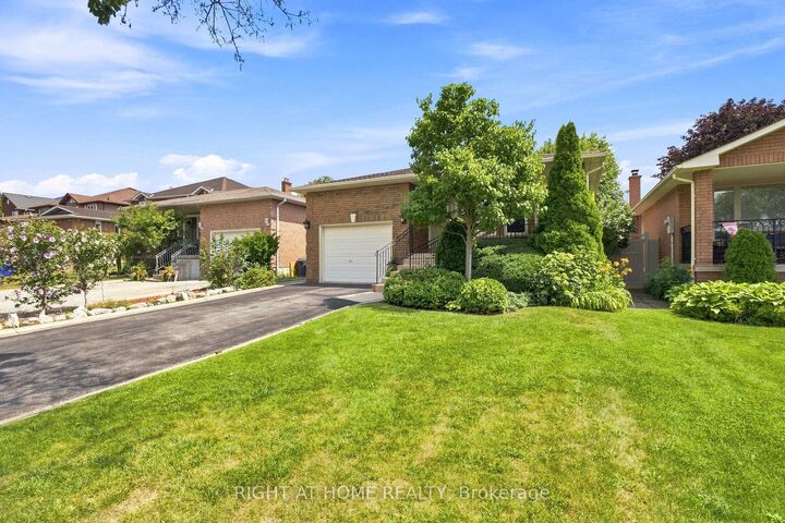 Property Photo: 39 Dante Court ON L4L 7V5