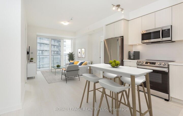 Property Photo: 4675 Metcalfe Avenue 806 ON L5M 0Z8
