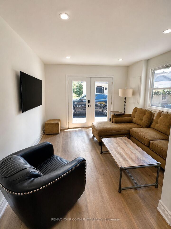 Property Photo:  669 Old Bathurst Coach House Street  ON L3X 3A6 