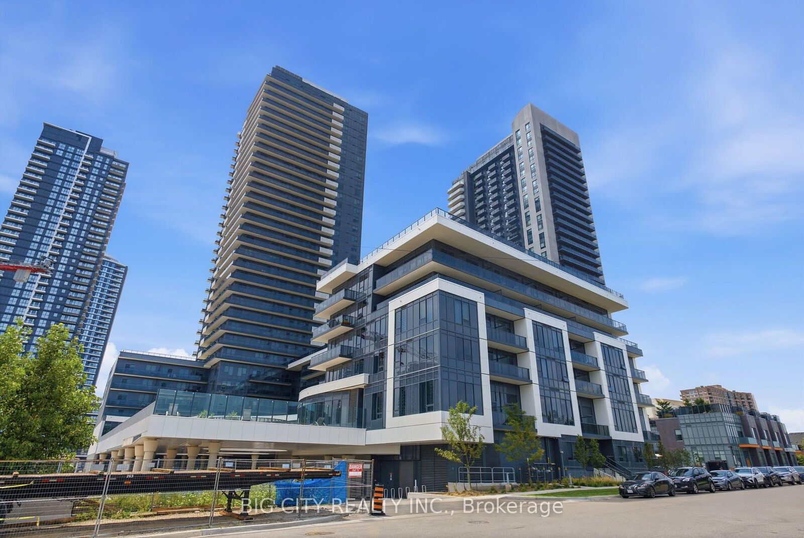 Property Photo: 5105 Hurontario Street 1401 ON L4Z 0C9