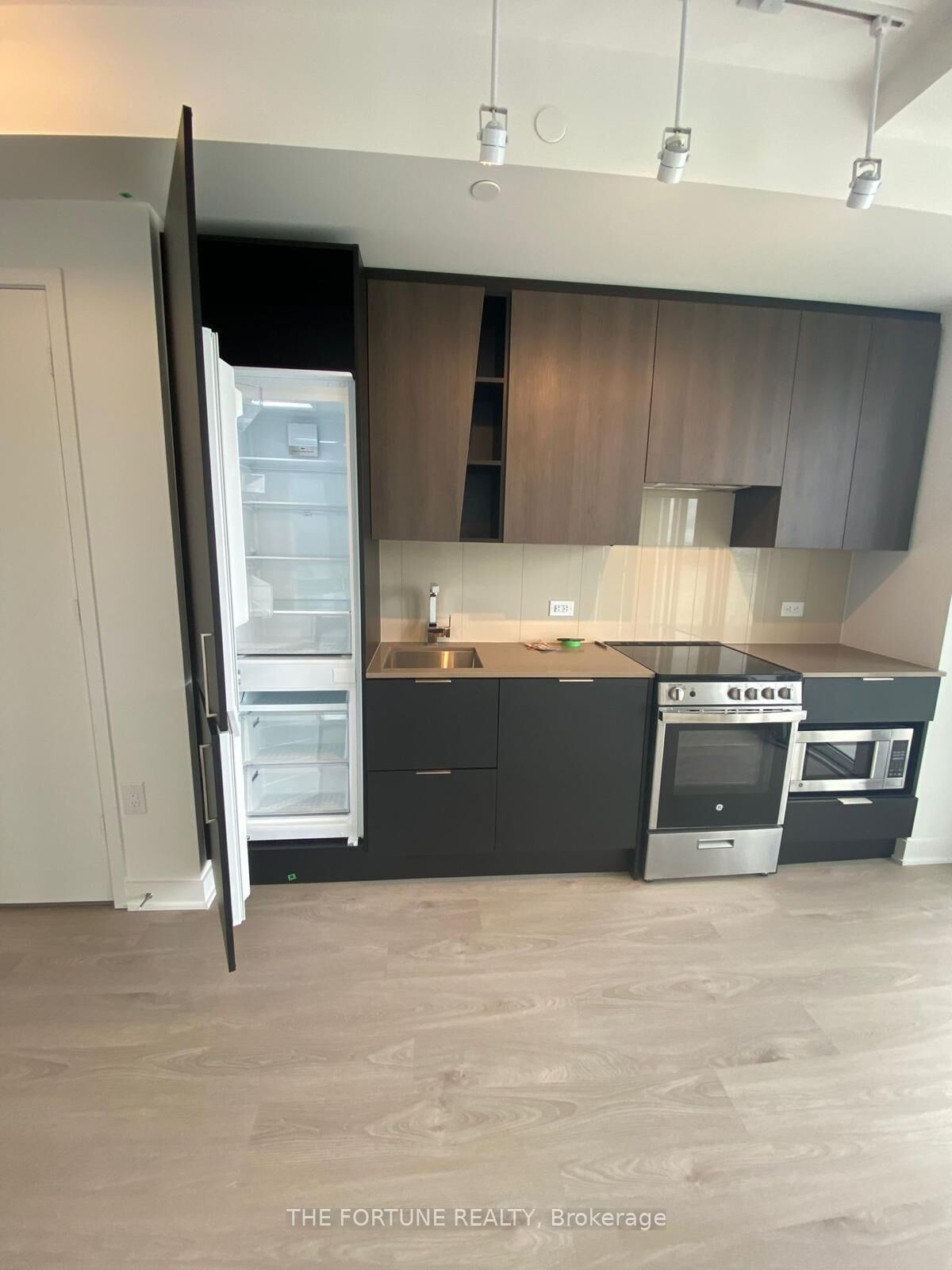 Property Photo: 3900 Confederation Parkway 1709 ON L5B 0M3