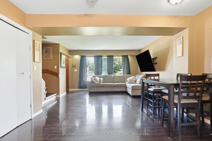 Property Photo: 20 Nottingham Court ON L3C 5X5
