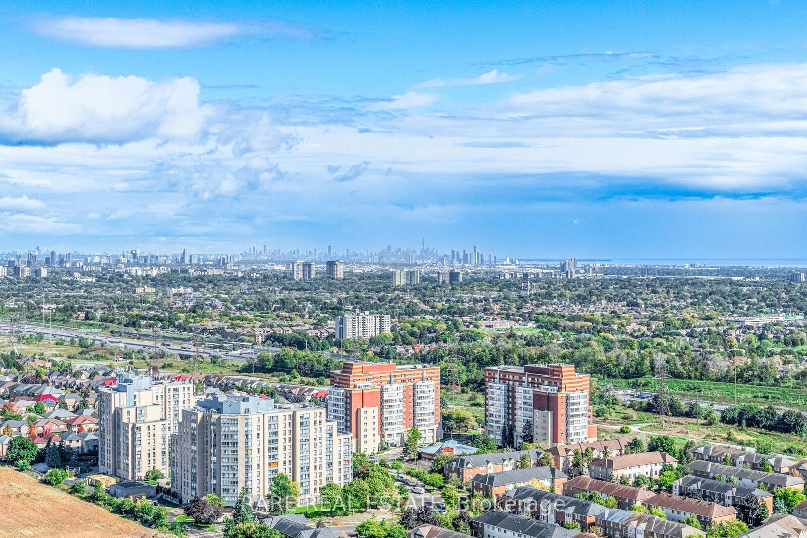 Property Photo: 25 Kingsbridge Garden Circle Tph6 ON L5R 4B1