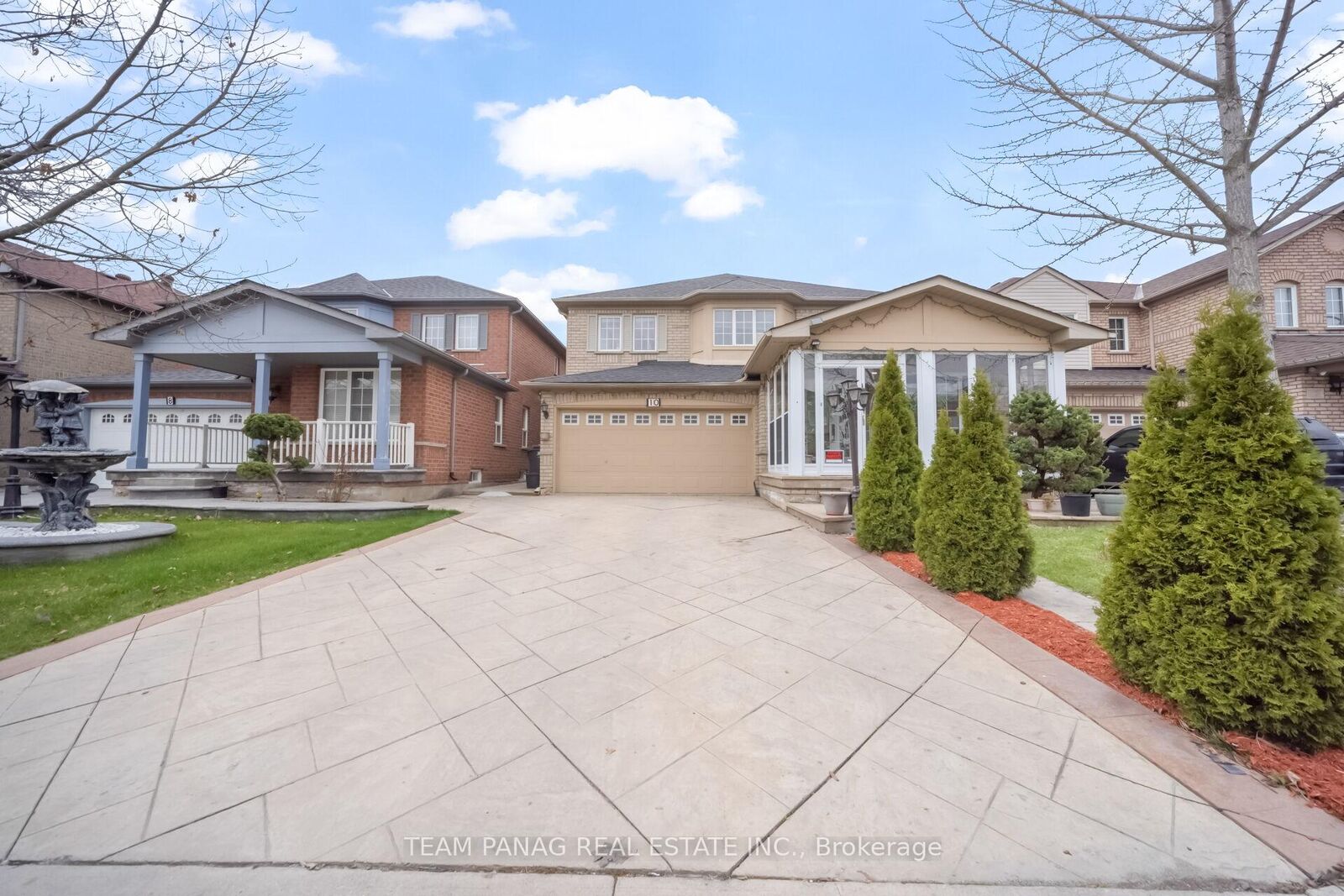 Property Photo: 10 Hollowgrove Boulevard ON L6P 1B2