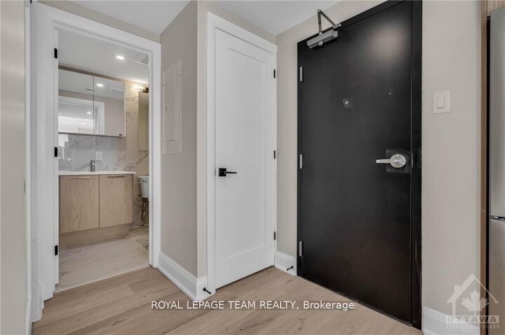 Property Photo:  58 Florence Street 4  ON K2P 0W7 