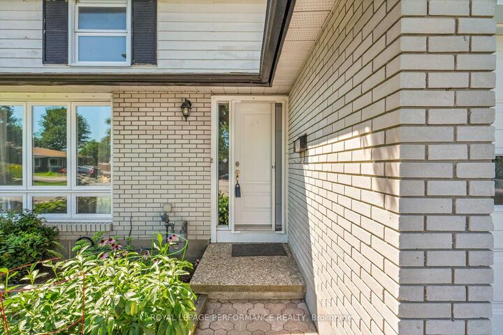 Property Photo: 1080 Cloverlawn Court ON K1J 6V8
