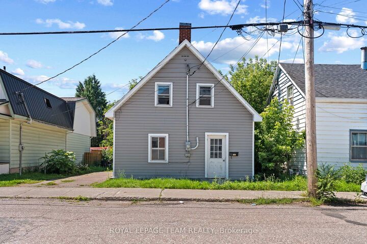 Property Photo:  42 Bonnechere Street S  ON K7V 1Z1 