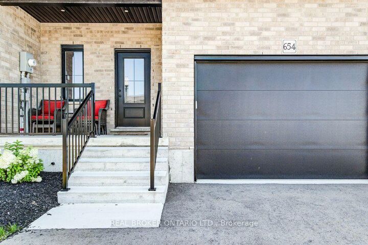 654 Wray Avenue S — photo 1