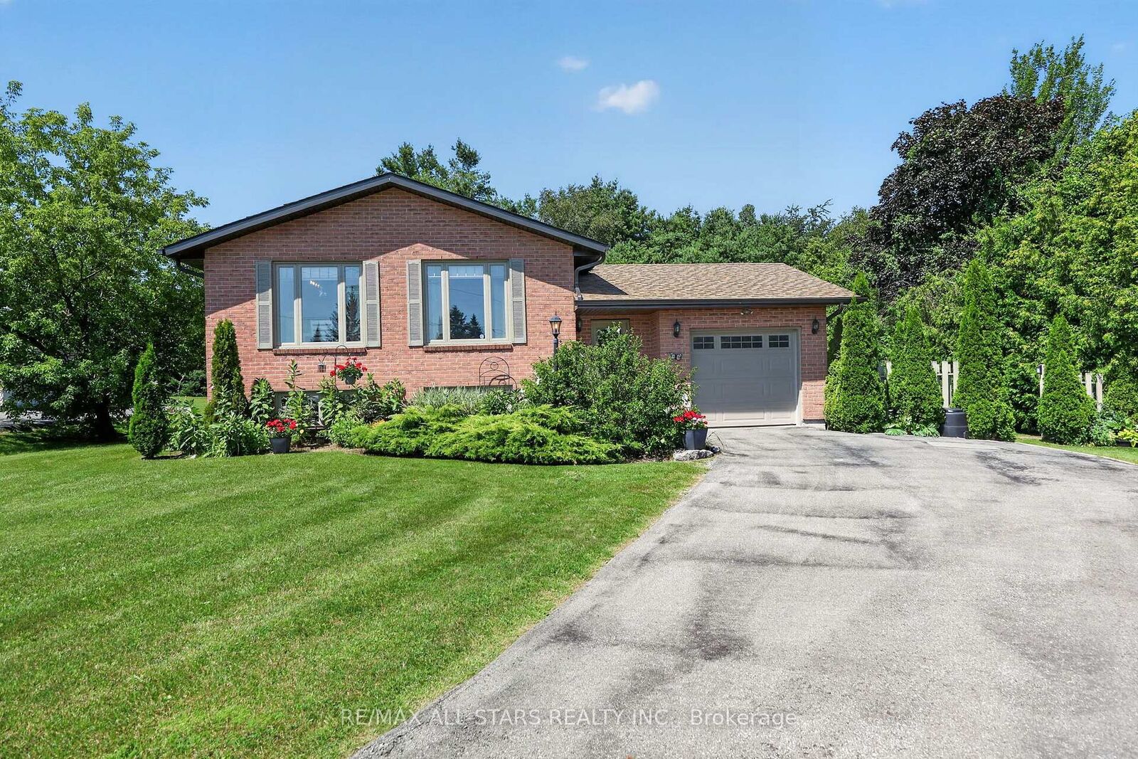 Property Photo: 6 Golf Court ON K0M 2T0
