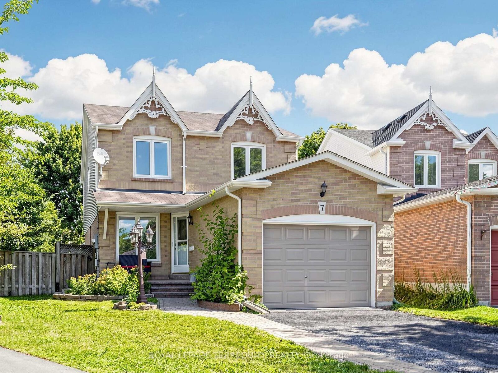 Property Photo: 7 Yorkville Court ON L1E 2A7