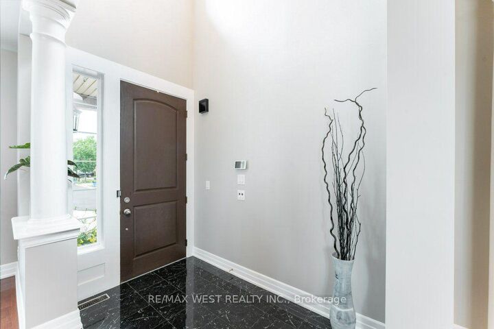 Property Photo: 85 Aird Court ON L9T 8B6
