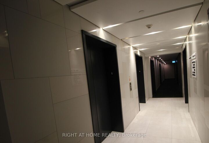 Property Photo: 4065 Confederation Parkway 602 ON L5B 0L4