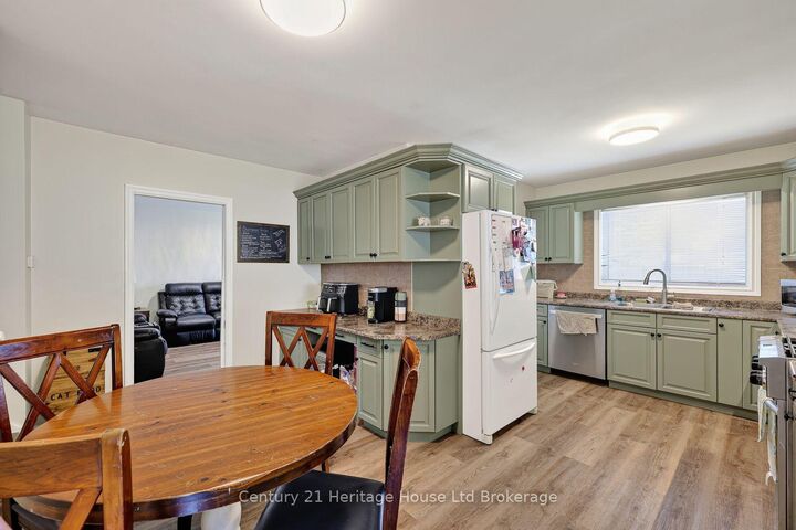 Property Photo: 138 Lyndale Crescent ON N4S 7S9