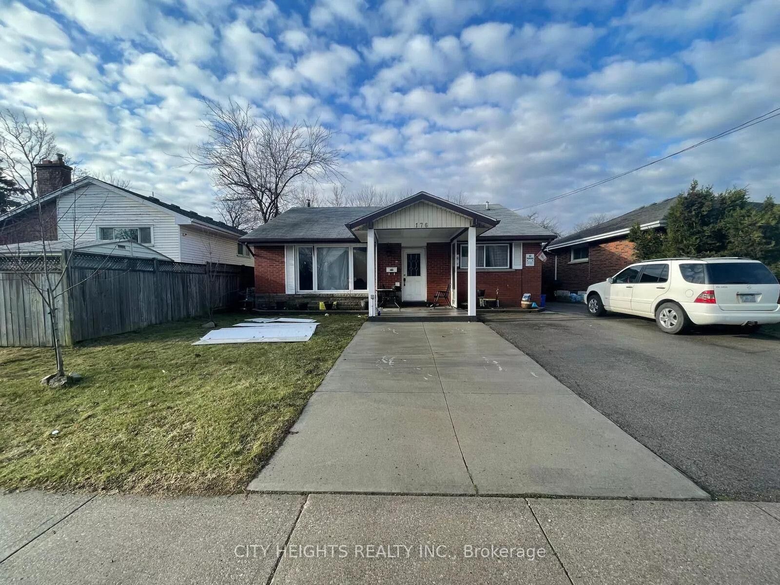 Property Photo: 176 Fennell Avenue E ON L9A 1S3