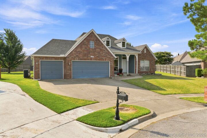 Property Photo: 1601 W Waco Street OK 74011
